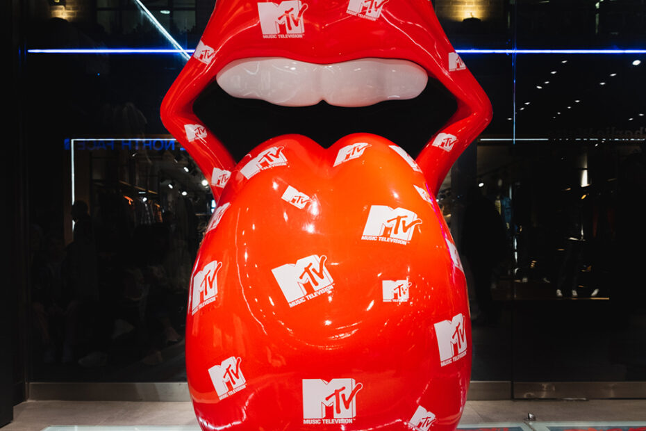 Rolling_Stone_MTV_collaboration_Statue